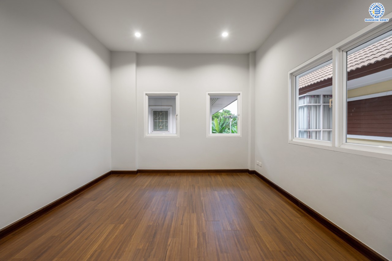 บ้านมือสองตกแต่งใหม่ ม.รัชชา2 บางใหญ่ หลังมุม เนื้อที่ 59 ตร.ว. ฟังก์ชัน 3 ห้องนอน 3 ห้องน้ำ 1 ห้องอเนกประสงค์ จอดรถได้ 2 คัน บนทำเลเชื่อมต่อถ.กาญจนาภิเษก ใกล้เซ็นทรัลเวสต์เกต ทางด่วน "กาญจนาภิเษก" และรถไฟฟ้าสายสีม่วง "สถานีตลาดบางใหญ่"